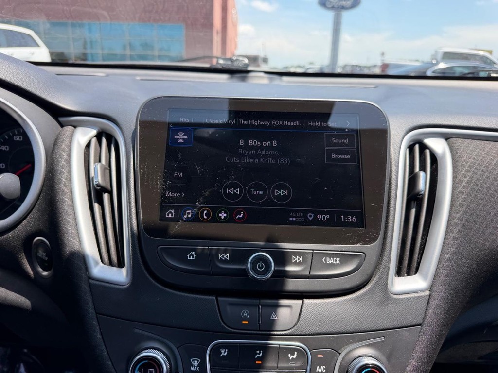 Chevrolet Malibu Vehicle Full-screen Gallery Image 14