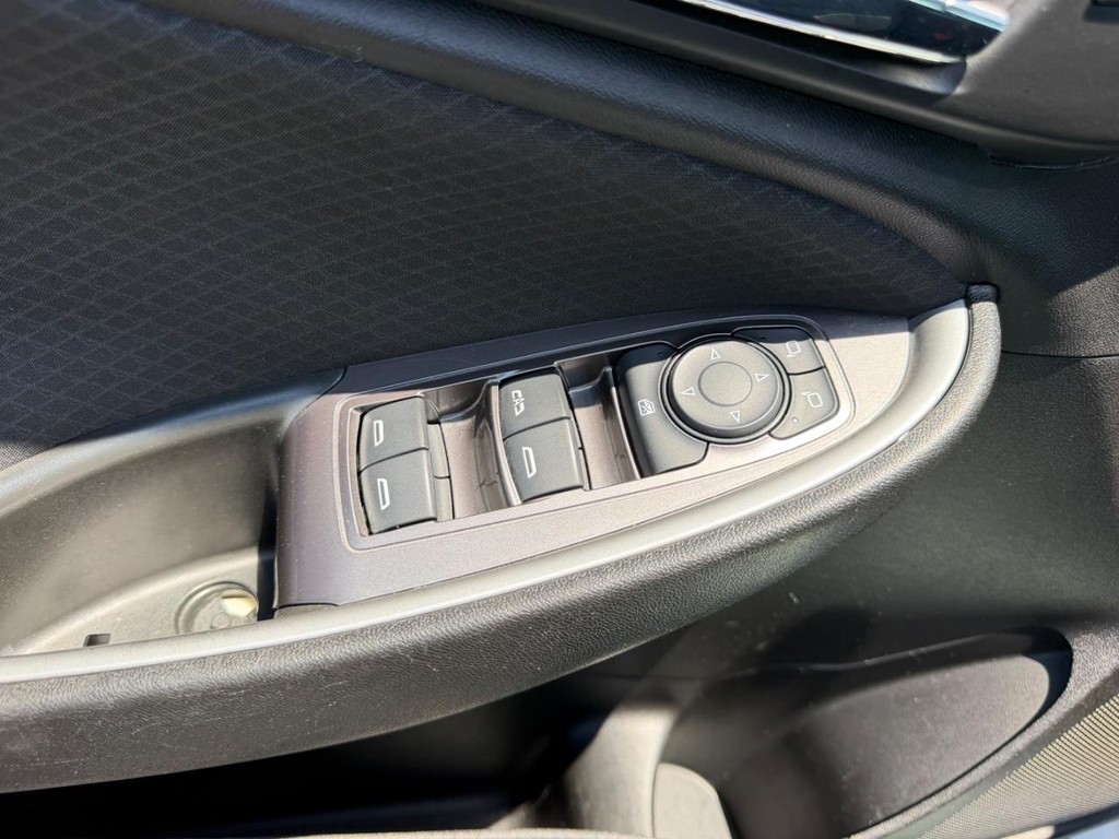 Chevrolet Malibu Vehicle Full-screen Gallery Image 18