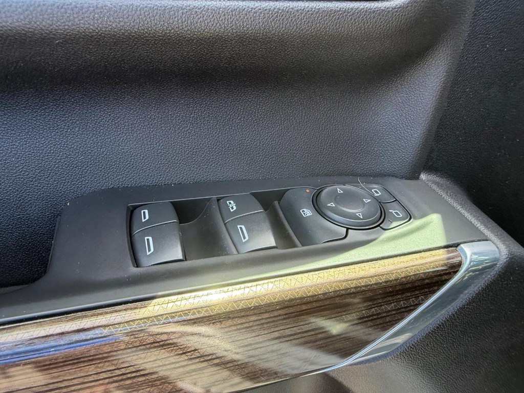 Chevrolet Silverado 1500 Vehicle Full-screen Gallery Image 17