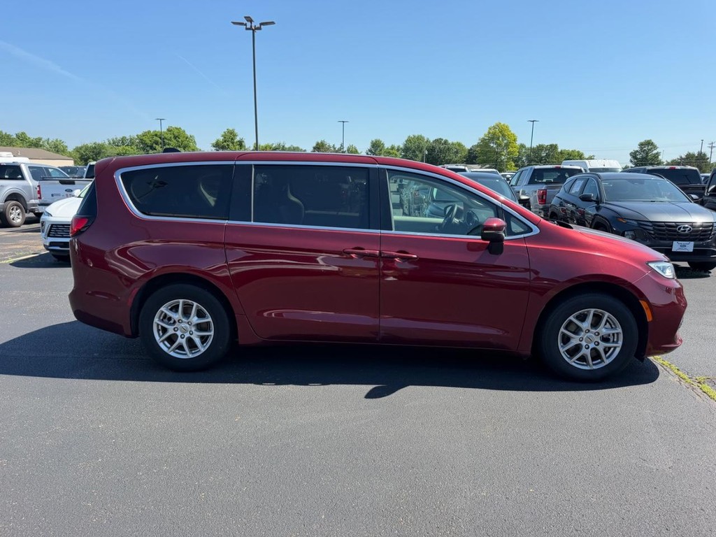 Chrysler Pacifica Vehicle Full-screen Gallery Image 02