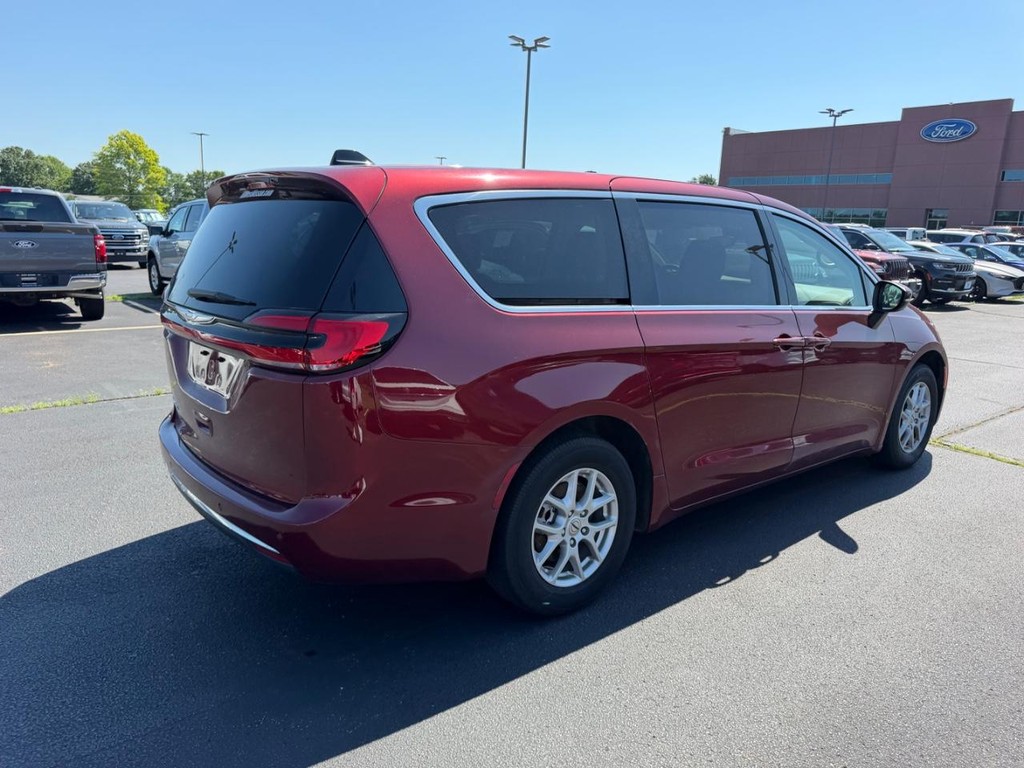 Chrysler Pacifica Vehicle Full-screen Gallery Image 03