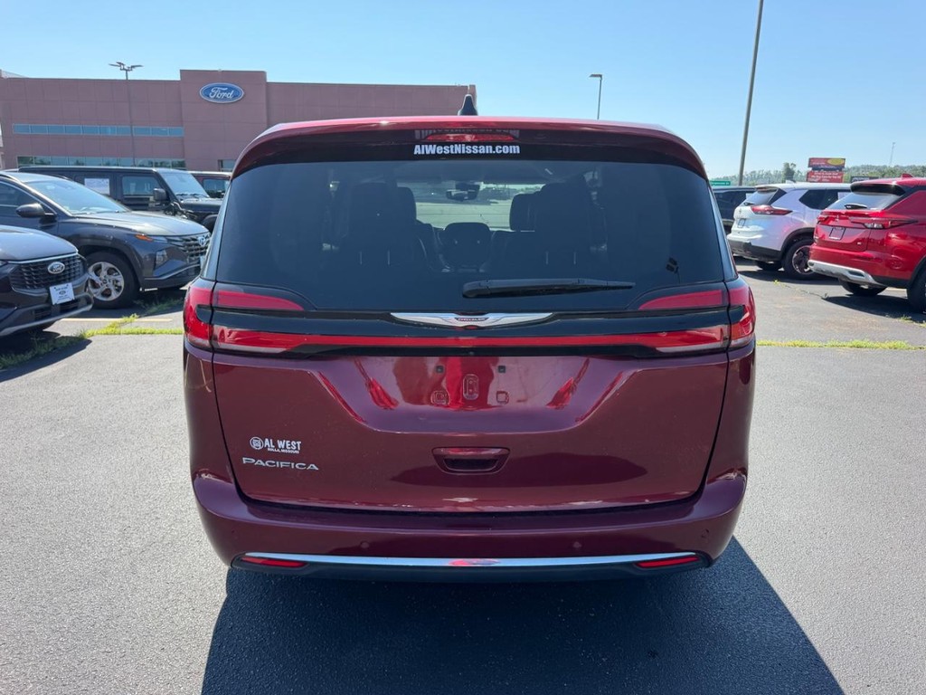 Chrysler Pacifica Vehicle Full-screen Gallery Image 04