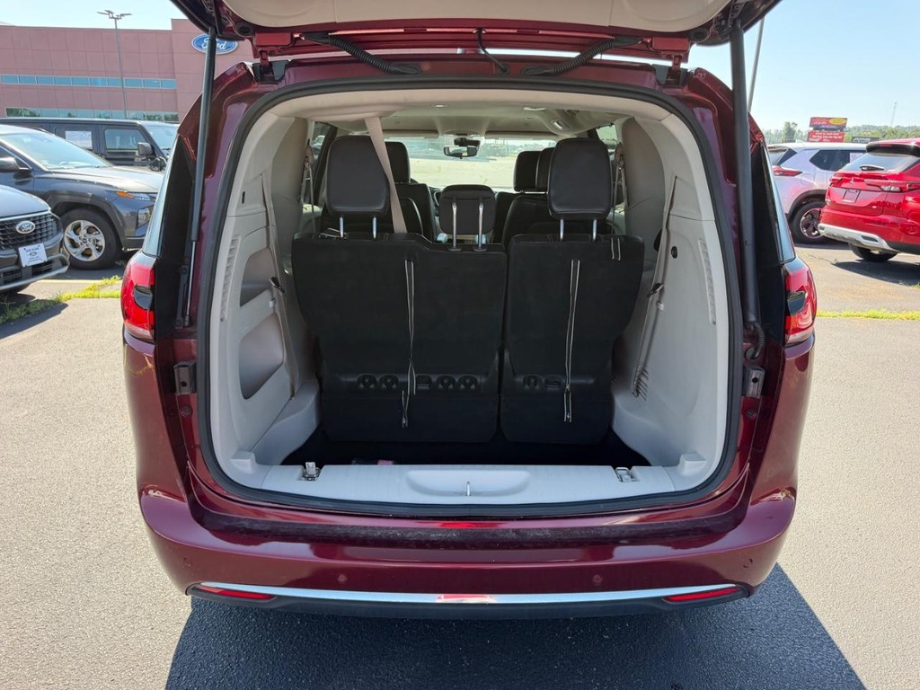 Chrysler Pacifica Vehicle Full-screen Gallery Image 05