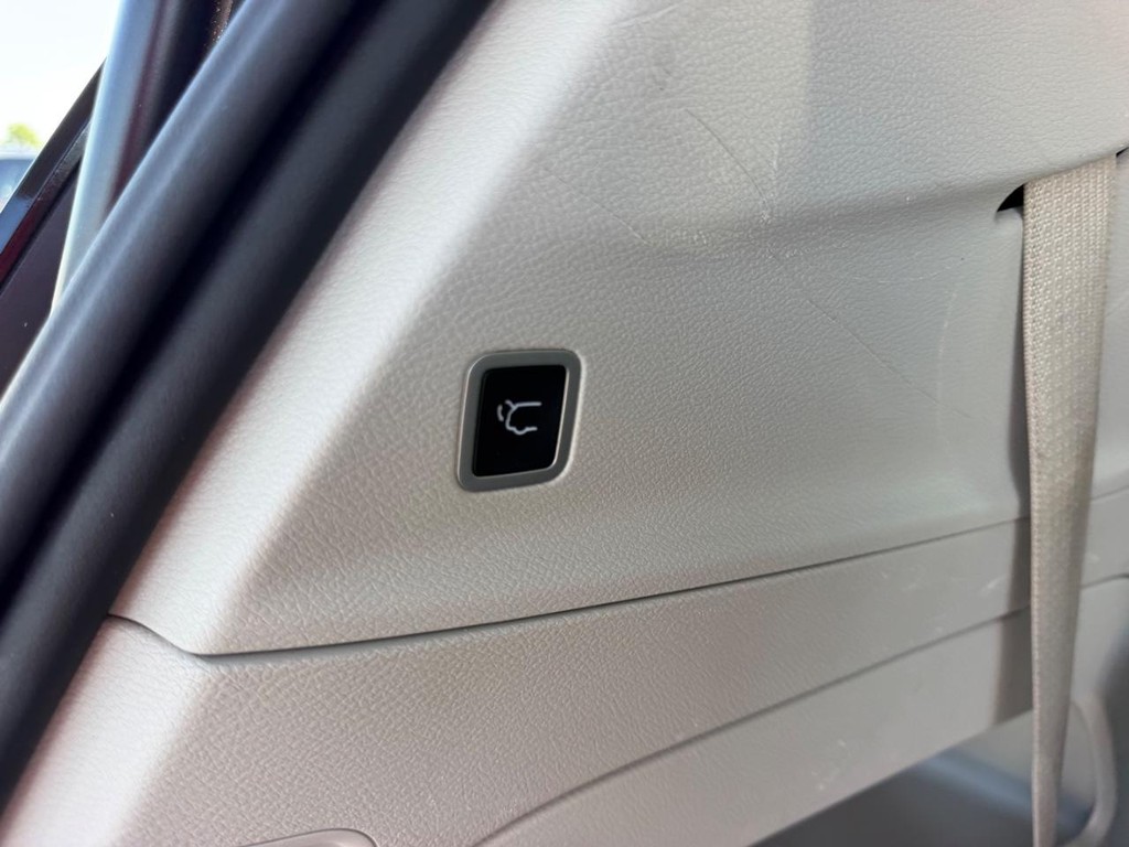 Chrysler Pacifica Vehicle Full-screen Gallery Image 06