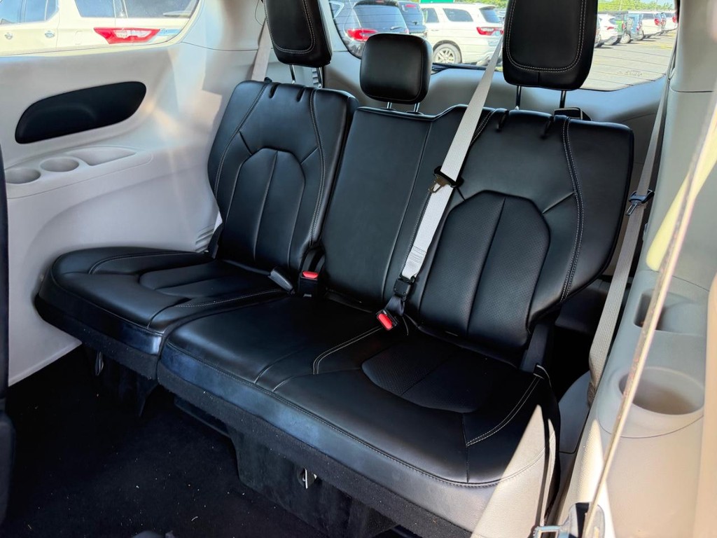 Chrysler Pacifica Vehicle Full-screen Gallery Image 10