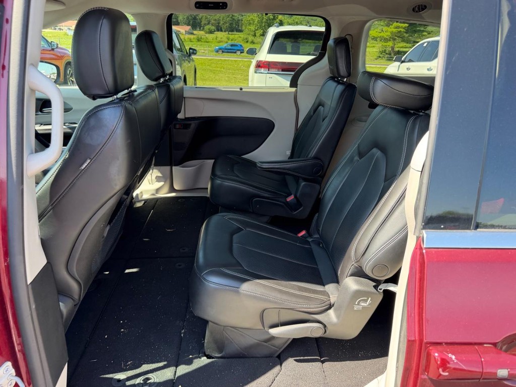 Chrysler Pacifica Vehicle Full-screen Gallery Image 11
