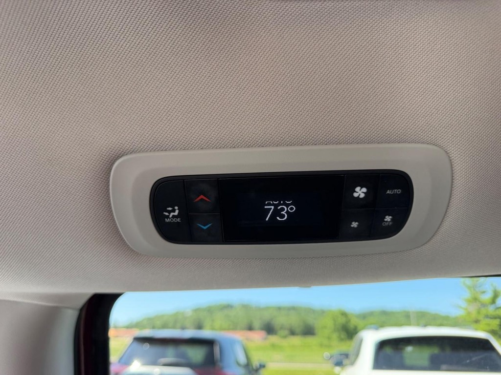 Chrysler Pacifica Vehicle Full-screen Gallery Image 12