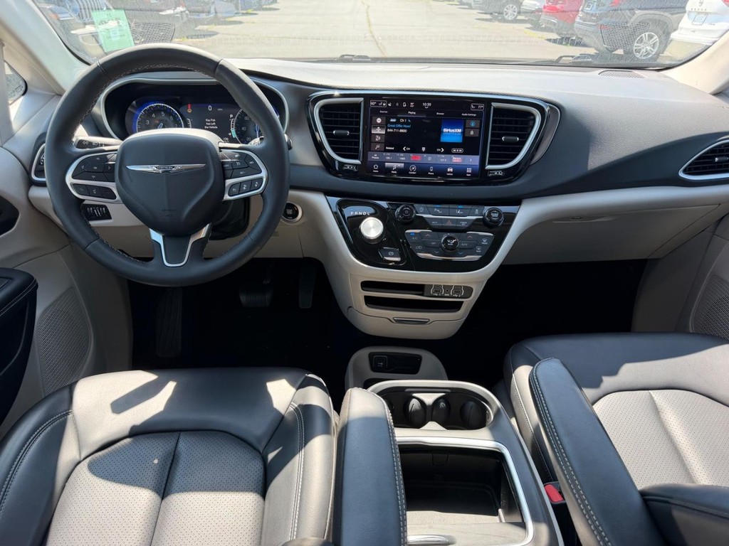 Chrysler Pacifica Vehicle Full-screen Gallery Image 13