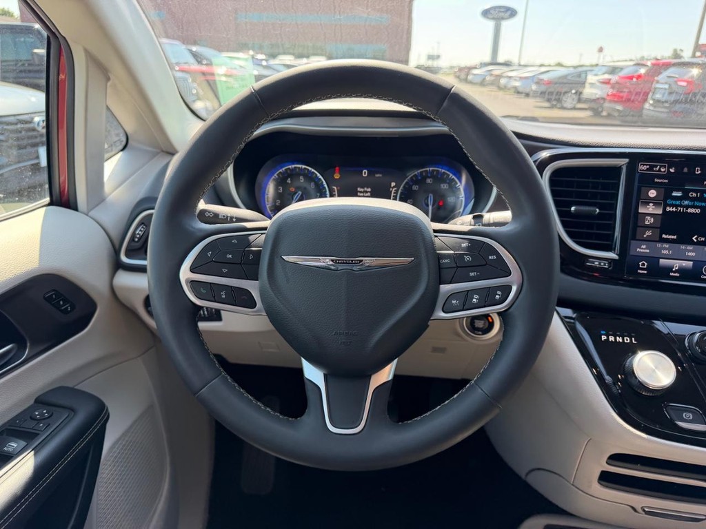 Chrysler Pacifica Vehicle Full-screen Gallery Image 14