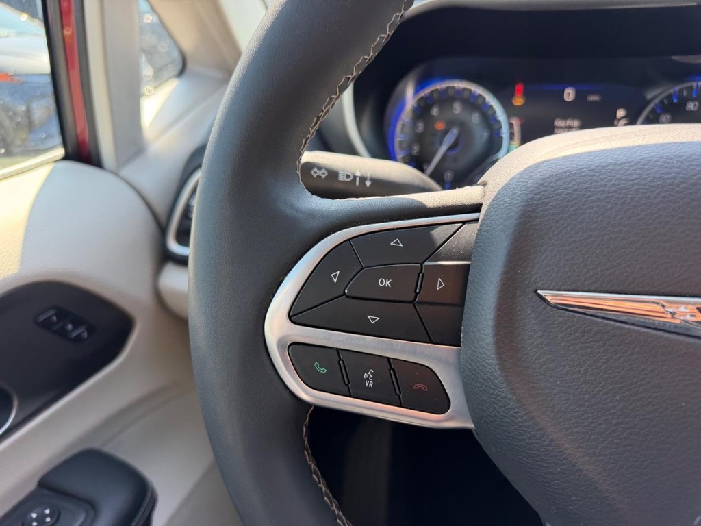 Chrysler Pacifica Vehicle Full-screen Gallery Image 15