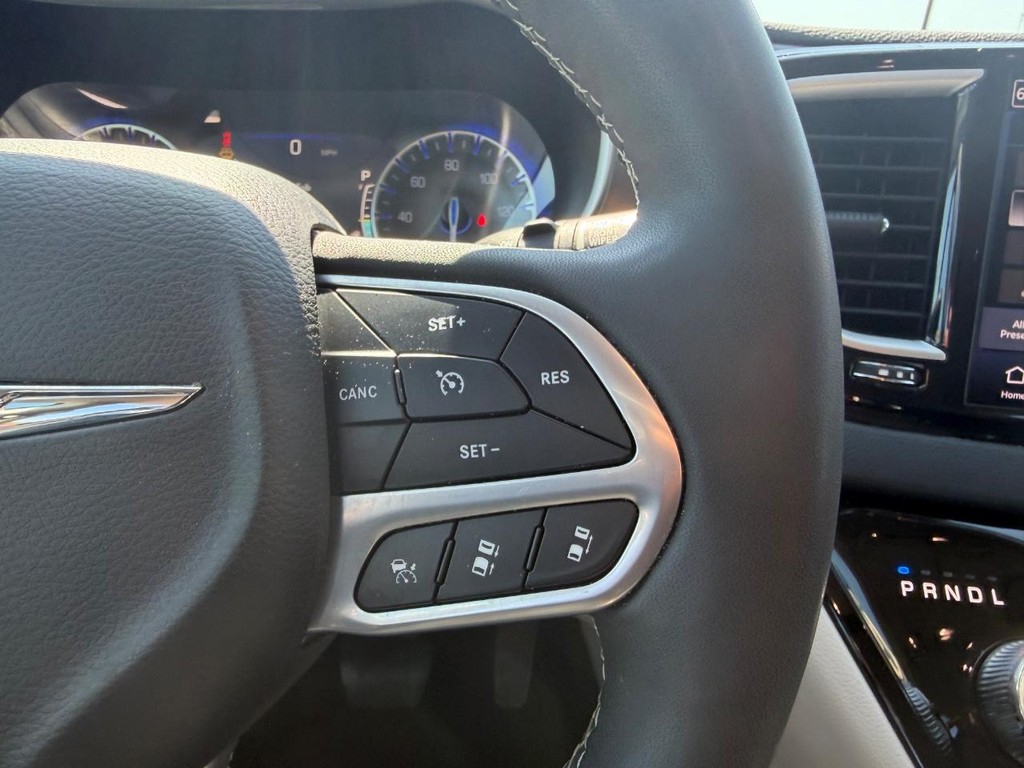 Chrysler Pacifica Vehicle Full-screen Gallery Image 16