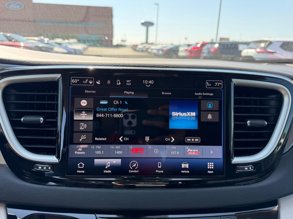 Chrysler Pacifica Vehicle Full-screen Gallery Image 17