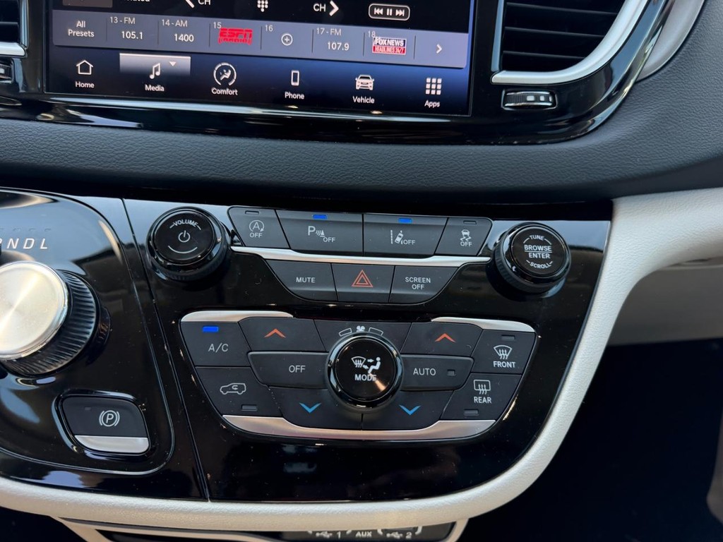 Chrysler Pacifica Vehicle Full-screen Gallery Image 18