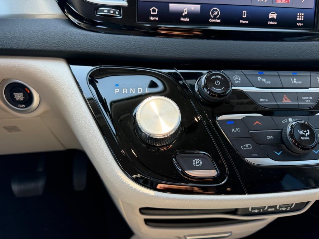 Chrysler Pacifica Vehicle Full-screen Gallery Image 19