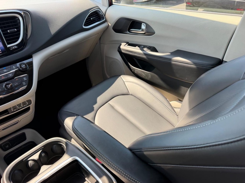 Chrysler Pacifica Vehicle Full-screen Gallery Image 20
