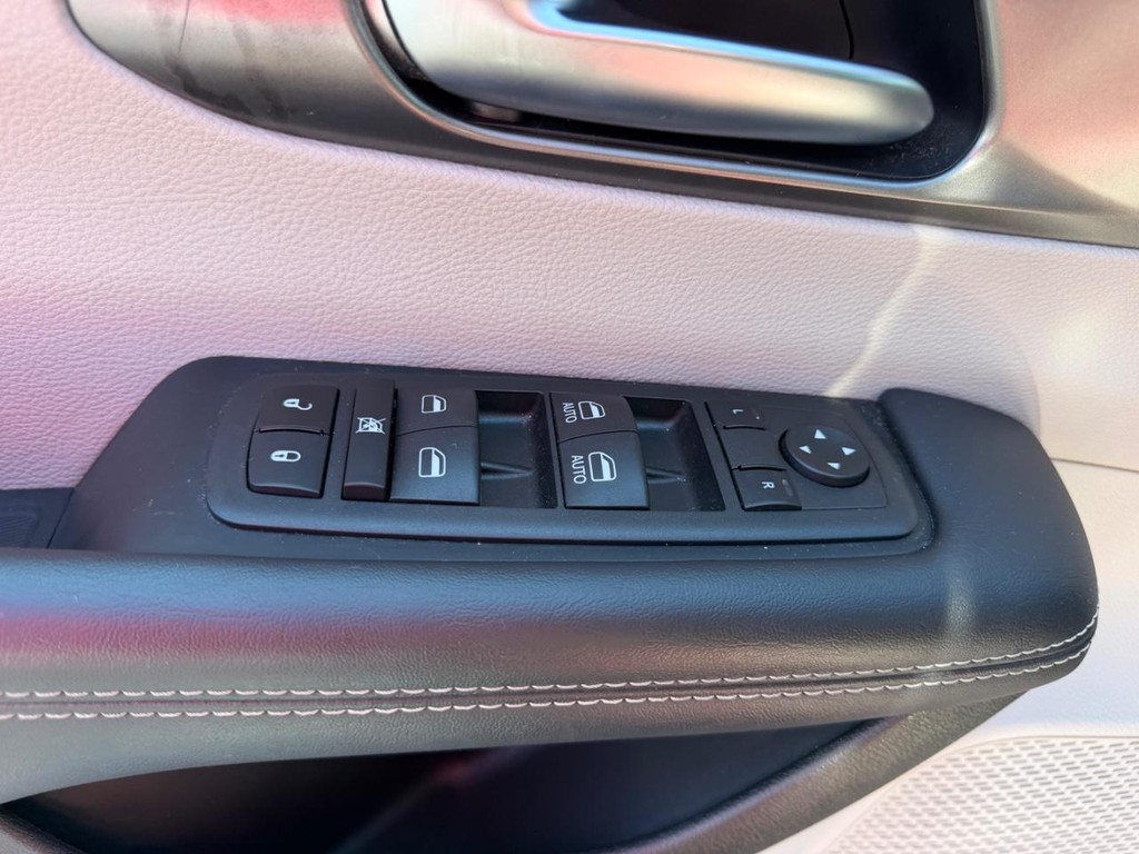 Chrysler Pacifica Vehicle Full-screen Gallery Image 21