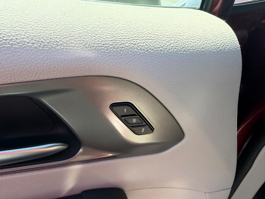 Chrysler Pacifica Vehicle Full-screen Gallery Image 22