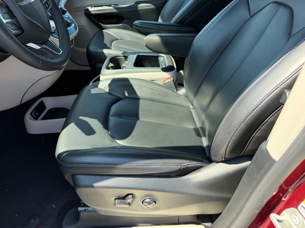 Chrysler Pacifica Vehicle Full-screen Gallery Image 23