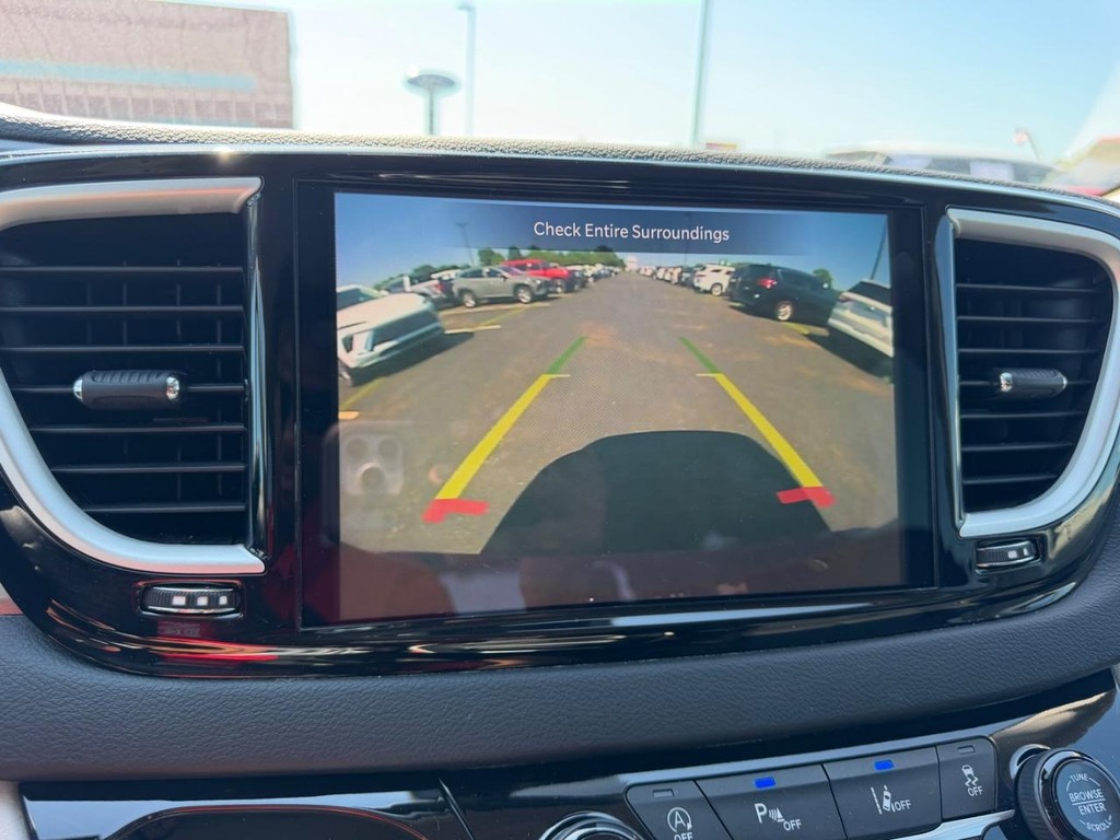 Chrysler Pacifica Vehicle Full-screen Gallery Image 25