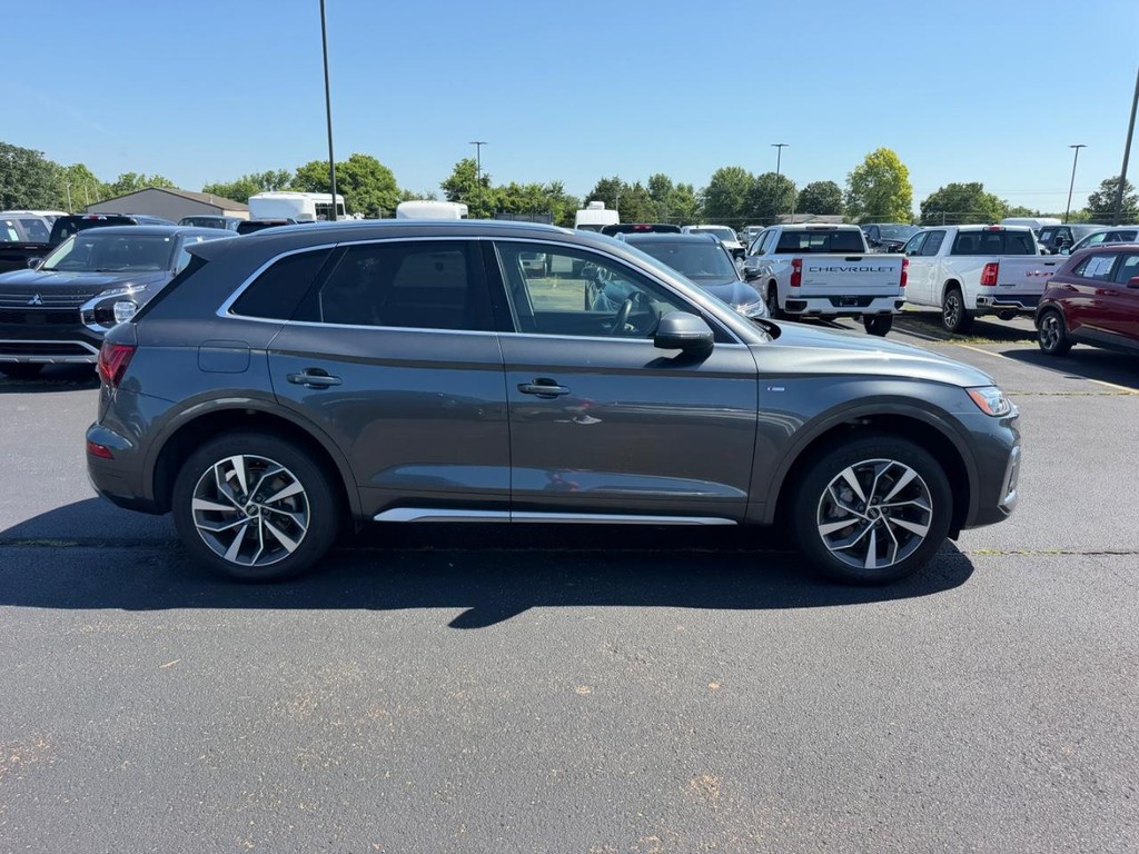 Audi Q5 Vehicle Full-screen Gallery Image 02