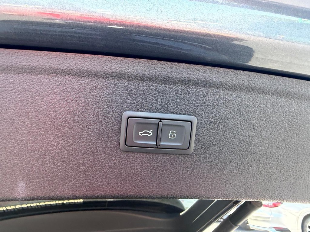 Audi Q5 Vehicle Full-screen Gallery Image 06