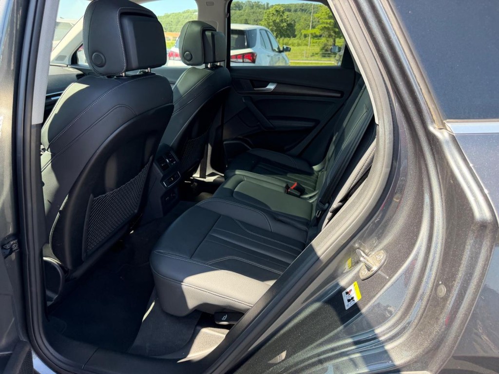 Audi Q5 Vehicle Full-screen Gallery Image 10
