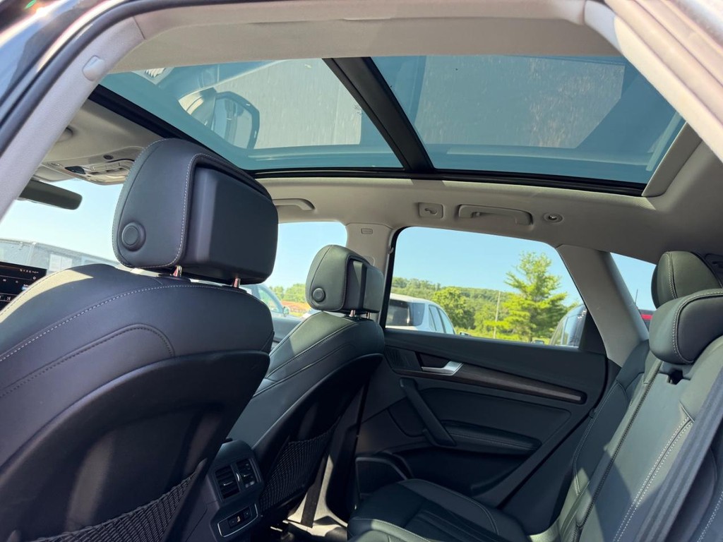 Audi Q5 Vehicle Full-screen Gallery Image 11