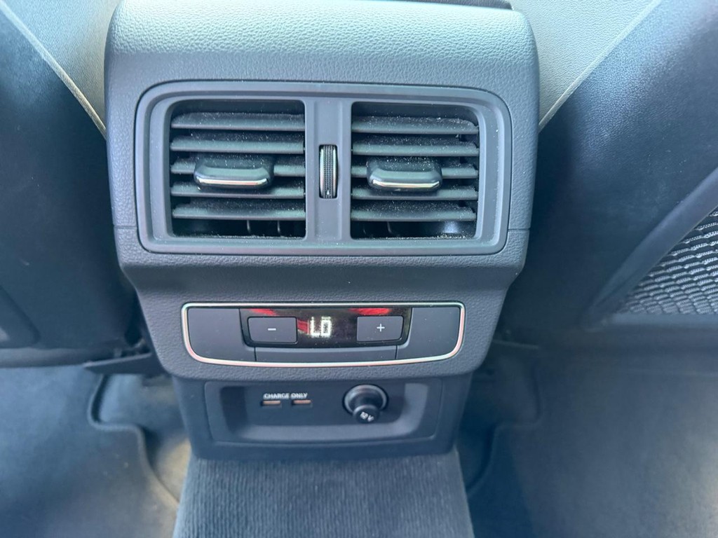 Audi Q5 Vehicle Full-screen Gallery Image 12