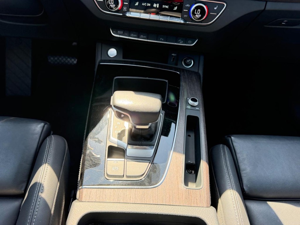 Audi Q5 Vehicle Full-screen Gallery Image 19