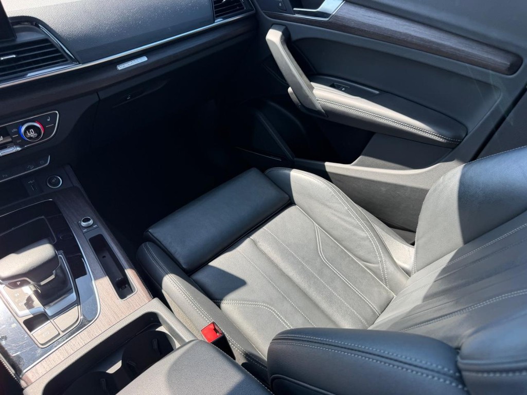 Audi Q5 Vehicle Full-screen Gallery Image 20