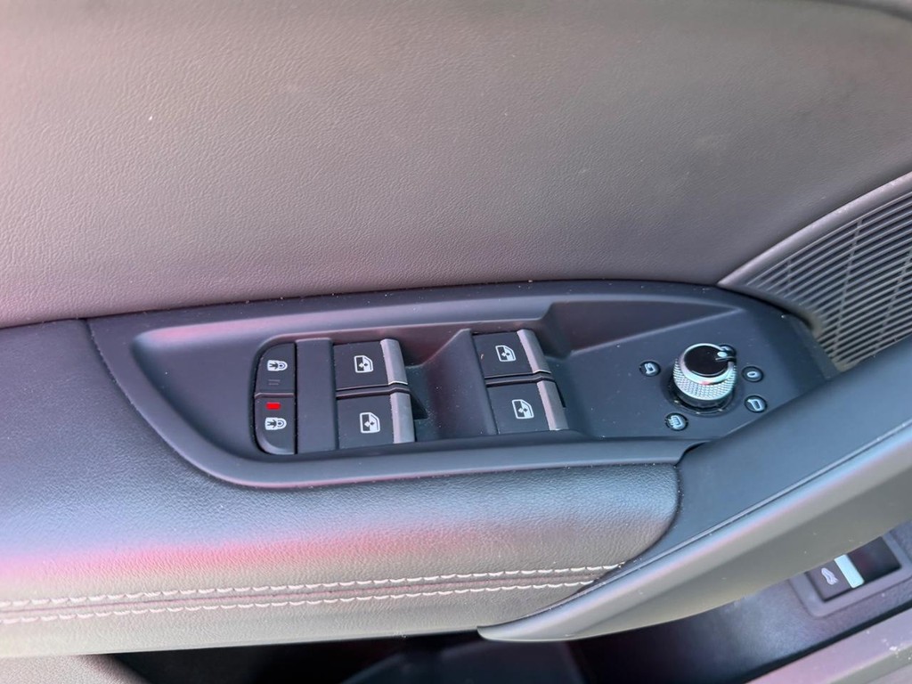 Audi Q5 Vehicle Full-screen Gallery Image 21