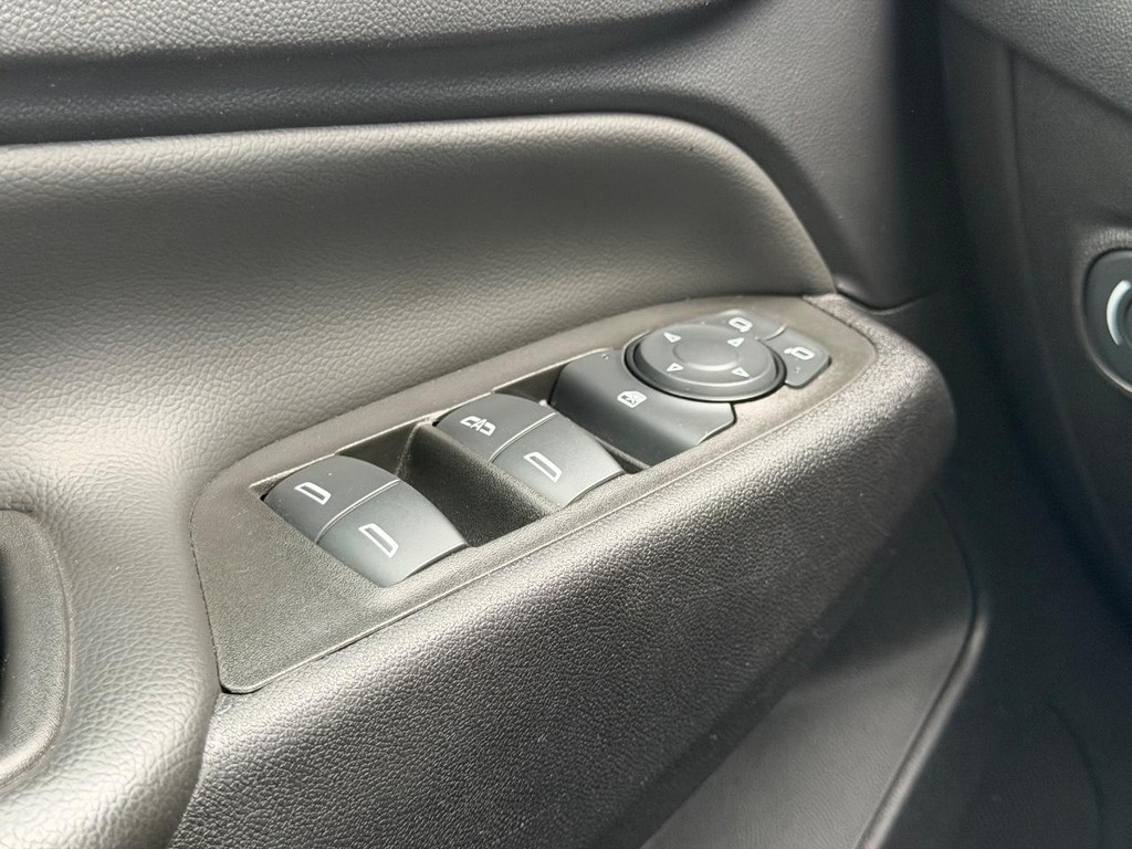 Chevrolet Equinox Vehicle Full-screen Gallery Image 19