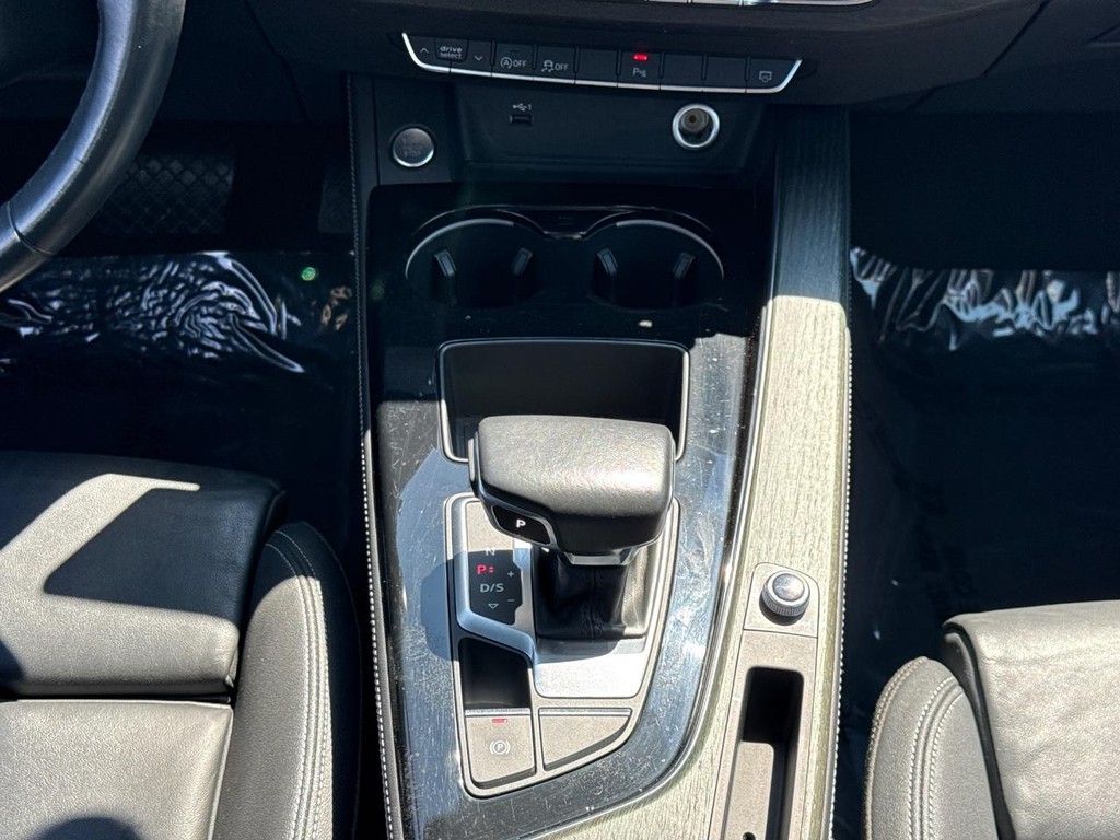 Audi A4 Sedan Vehicle Full-screen Gallery Image 14