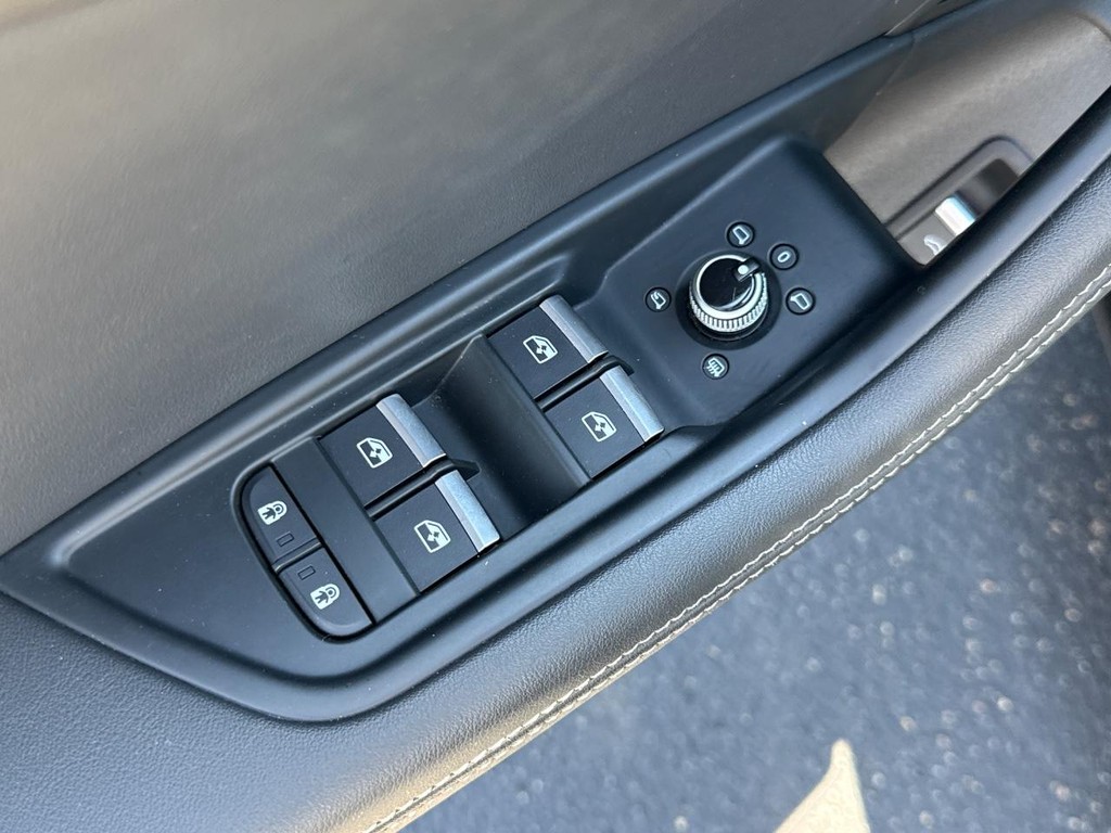 Audi A4 Sedan Vehicle Full-screen Gallery Image 15