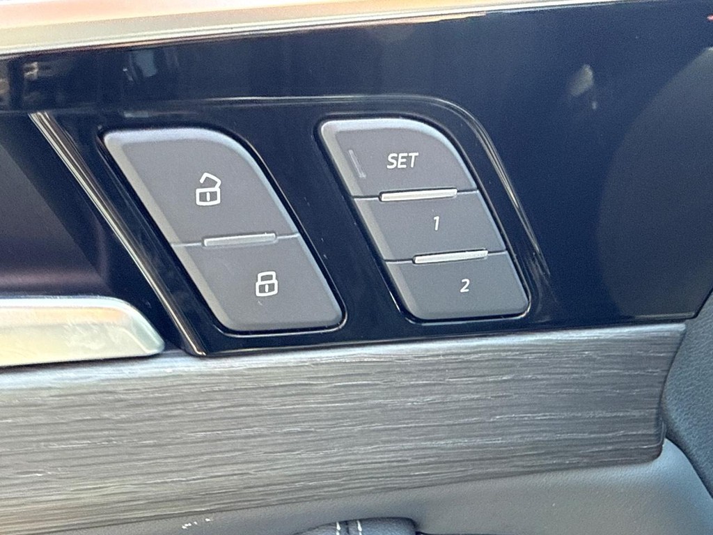 Audi A4 Sedan Vehicle Full-screen Gallery Image 16