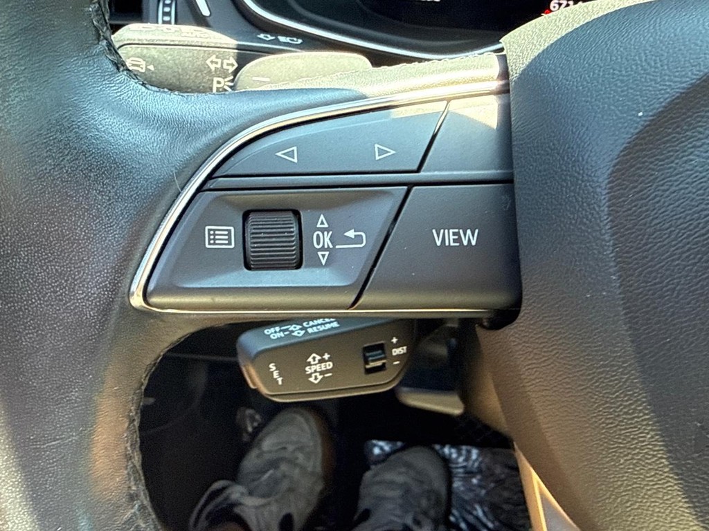 Audi A4 Sedan Vehicle Full-screen Gallery Image 18