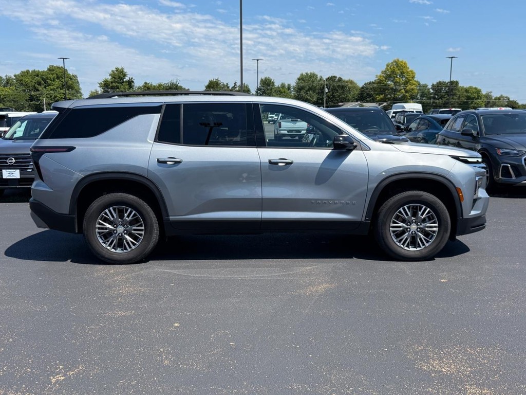 Chevrolet Traverse Vehicle Full-screen Gallery Image 02