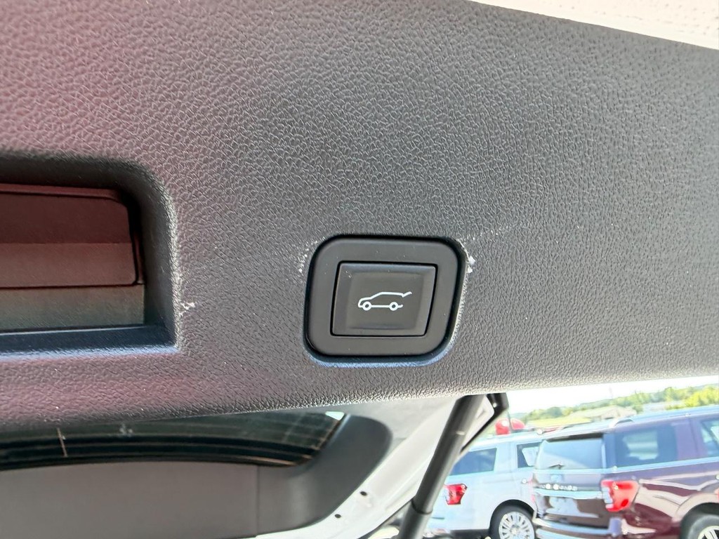 Buick Enclave Vehicle Full-screen Gallery Image 06