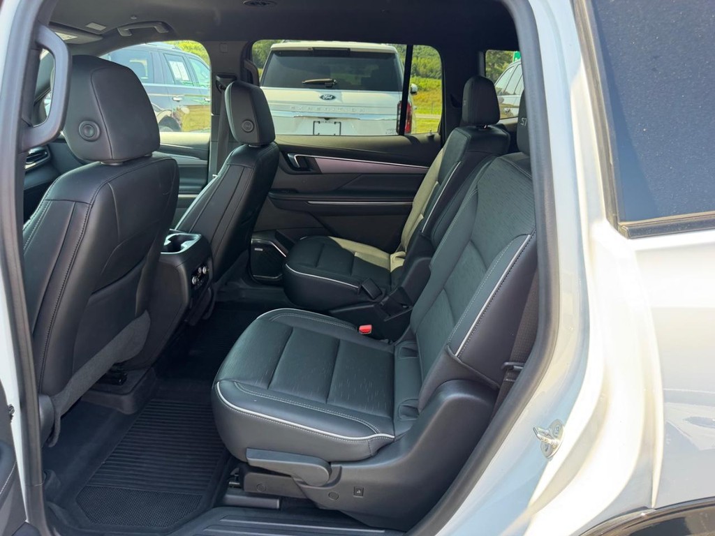Buick Enclave Vehicle Full-screen Gallery Image 11