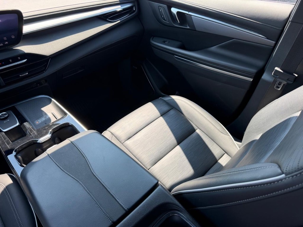 Buick Enclave Vehicle Full-screen Gallery Image 20