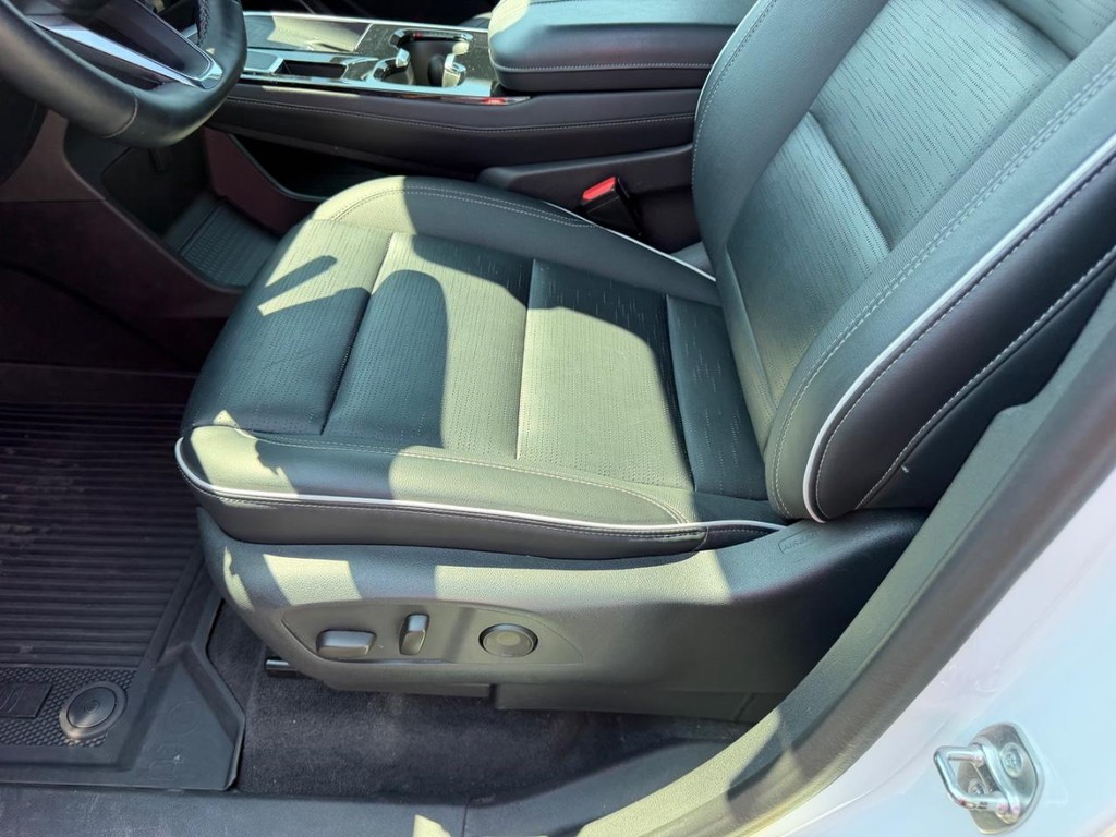 Buick Enclave Vehicle Full-screen Gallery Image 23