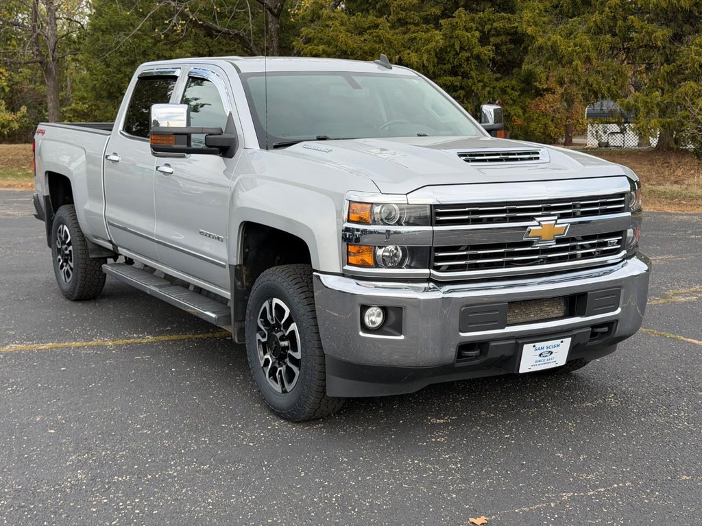 Chevrolet Silverado 2500HD Vehicle Full-screen Gallery Image 01
