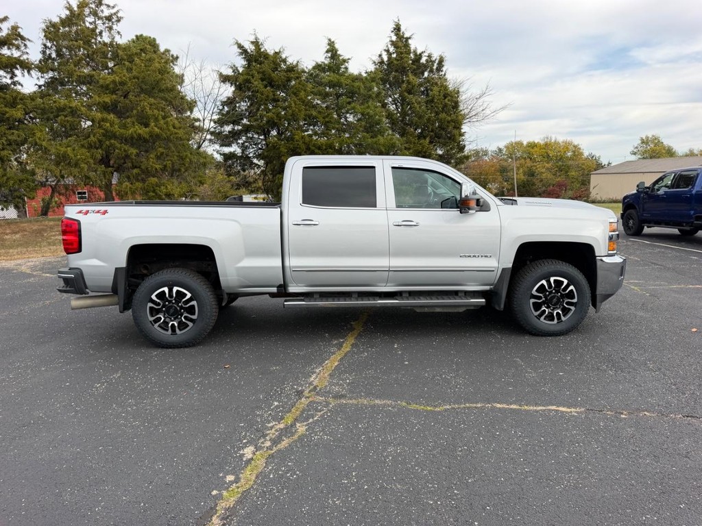 Chevrolet Silverado 2500HD Vehicle Full-screen Gallery Image 02