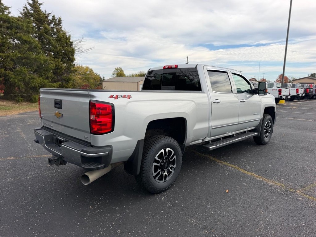 Chevrolet Silverado 2500HD Vehicle Full-screen Gallery Image 03