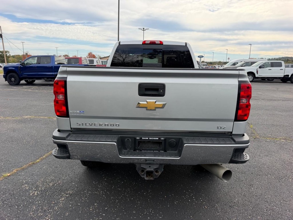 Chevrolet Silverado 2500HD Vehicle Full-screen Gallery Image 04