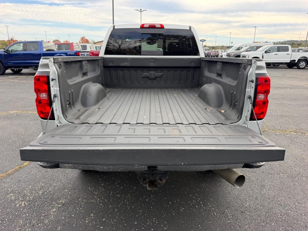 Chevrolet Silverado 2500HD Vehicle Full-screen Gallery Image 05