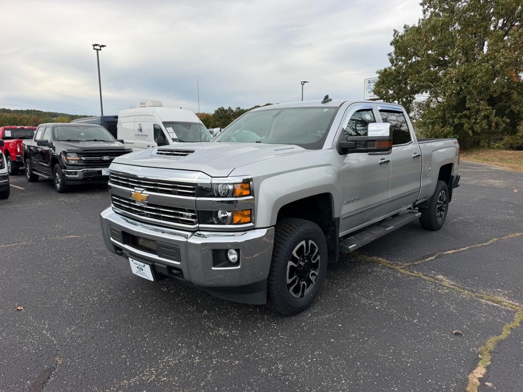 Chevrolet Silverado 2500HD Vehicle Full-screen Gallery Image 07