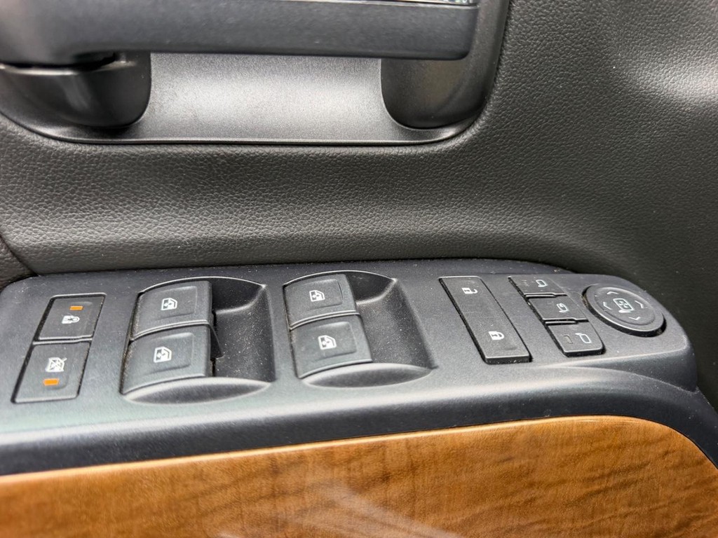 Chevrolet Silverado 2500HD Vehicle Full-screen Gallery Image 17