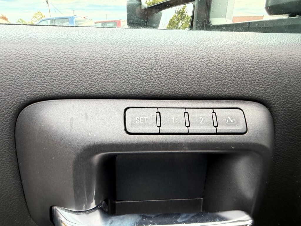 Chevrolet Silverado 2500HD Vehicle Full-screen Gallery Image 18