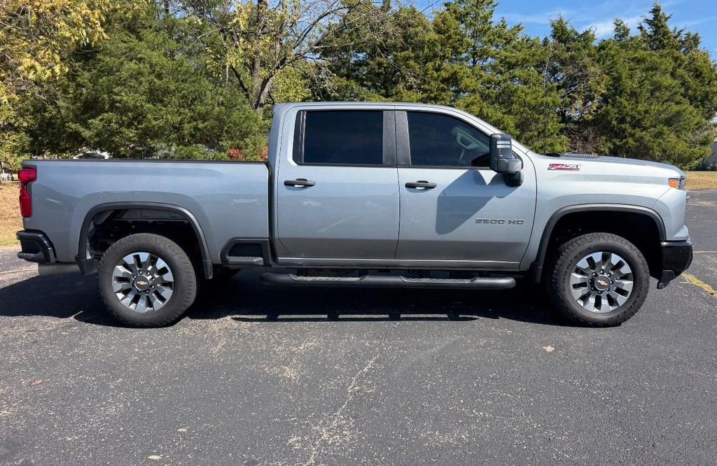 Chevrolet Silverado 2500HD Vehicle Full-screen Gallery Image 02